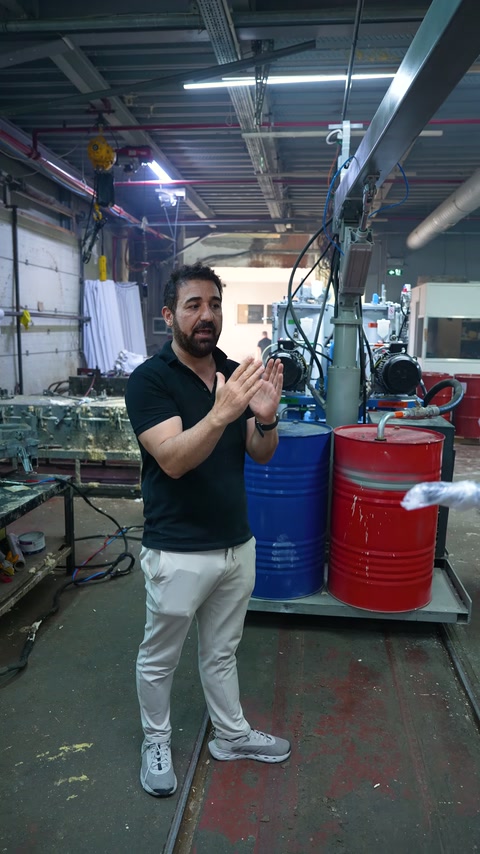 Atölye çalışanı, varillerin yanında test hakkında bilgi veriyor.