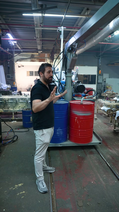Fabrika içinde konuşan görevli, deney alanındaki ekipmanları gösteriyor.