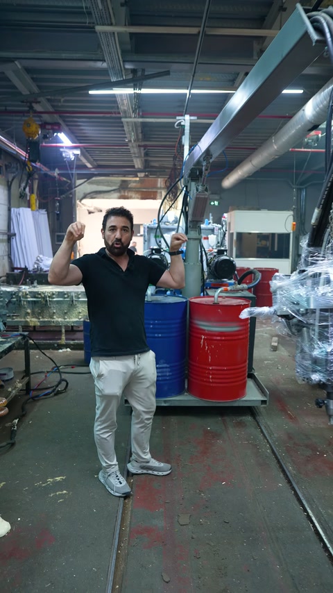Sunucu, üretim hattı yanında dekoratif ürünün uygulamasını anlatıyor.