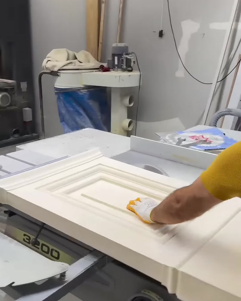 Pilaster kaide paneli kesim tezgâhında üretime hazırlanıyor