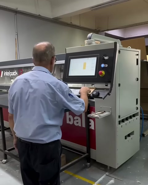 Operatör kaide parçasının işleme ayarlarını makine ekranından kontrol ediyor