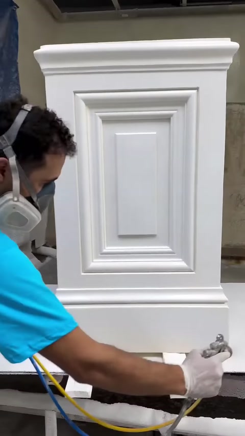 Ön yüzeydeki çerçeveli panel püskürtme tabancasıyla kaplanıyor.