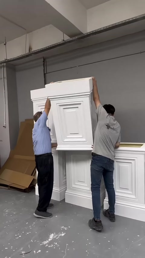 Büyük pilaster kaidesi üretim makinesinin önünde konumlandırılıyor.