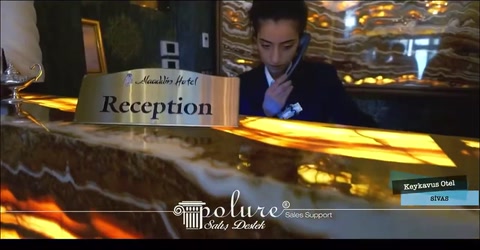 Reception tabelasi ve arka duvarda dekoratif panel