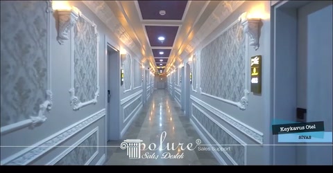 Sutunlu ve kartonpiyerli koridorda simetrik ic mekan gorunumu