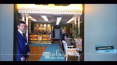 Desenli tavan uygulamasıyla zenginleştirilen geniş otel lobisi