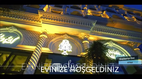 Gece çekiminde klasik bezemeler otel girişini simetrik biçimde çerçeveliyor