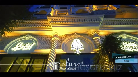 Otel tabelası altında bezemeli giriş cephesinin üst bölümü görülüyor