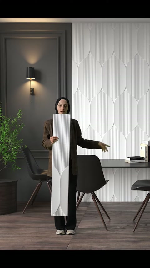 Kabartmalı poliüretan panel, geometrik desenli kaplama önünde ayakta gösteriliyor.