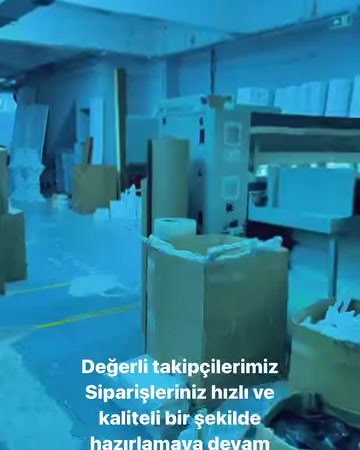 Boyahane alanında farklı biçimlerde poliüretan dekoratif parçalar görülüyor.