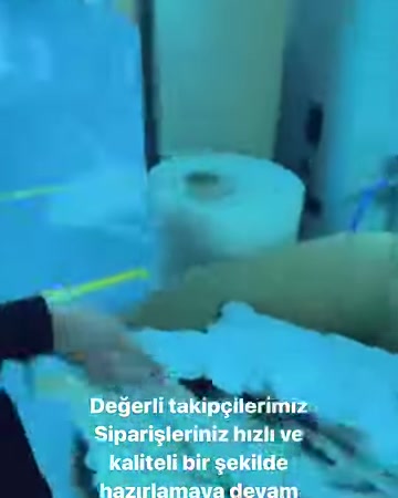 Çalışan, yuvarlak poliüretan parçanın yüzeyini yakından kontrol ediyor.