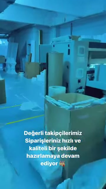 Boyahane alanında farklı biçimlerde poliüretan dekoratif parçalar sıralanıyor.
