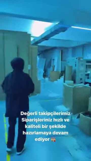 Çalışan, duvar kenarına yerleştirilen kalıpların önünden geçiyor.