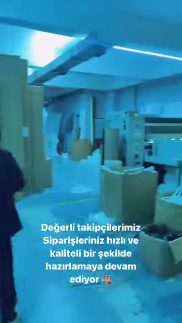 Atölyede farklı formlardaki poliüretan ürünler çalışma alanlarına ayrılmış.