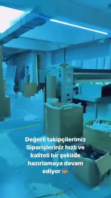 Kavisli dekoratif parçalar ve kalıplar üretim bölümünde sergileniyor.