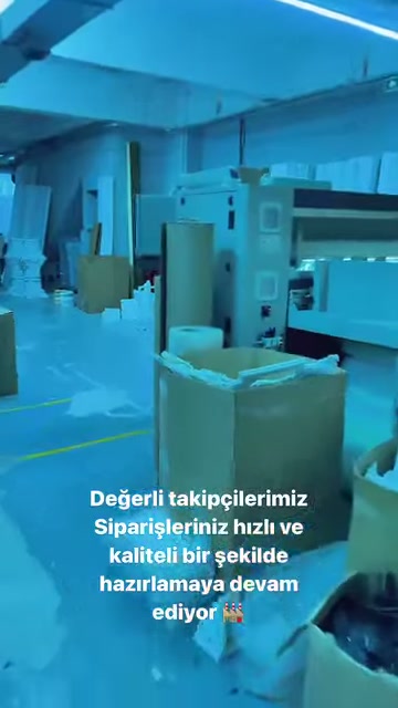 Büyük kalıplarla çevrili çalışma alanının genel düzeni gösteriliyor.