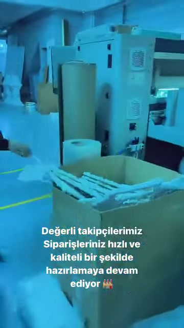 Kesilmiş beyaz dekoratif elemanlar tezgâh üzerinde toplu halde duruyor.