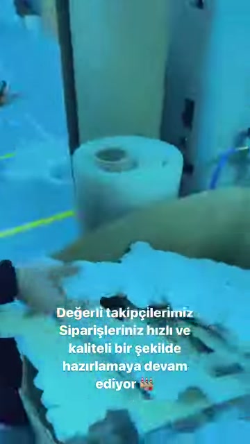 Dairesel kalıp ile oyuntulu dekoratif parçalar çalışma masasında görülüyor.