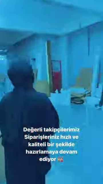 Atölyede kavisli büyük kalıplar ile küçük dekorlar birlikte gösteriliyor.