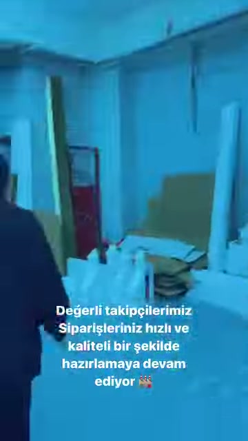 Çalışan, masa üzerindeki poliüretan süsleme parçalarını yakından tanıtıyor.