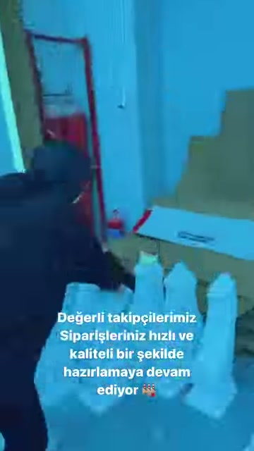 Kavisli korkuluk benzeri dekoratif parçalar tezgâh çevresinde sıralanıyor.