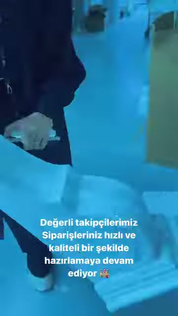 Eldeki küçük dekoratif parça üretim alanında ayrıntılı inceleniyor.