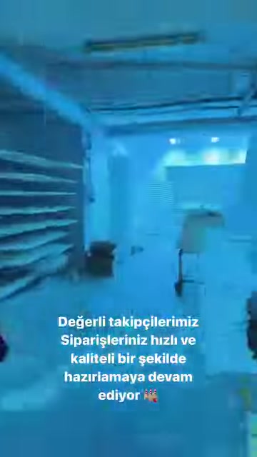 Üretim salonundaki raflar ve çalışma masaları genel açıdan görüntüleniyor.