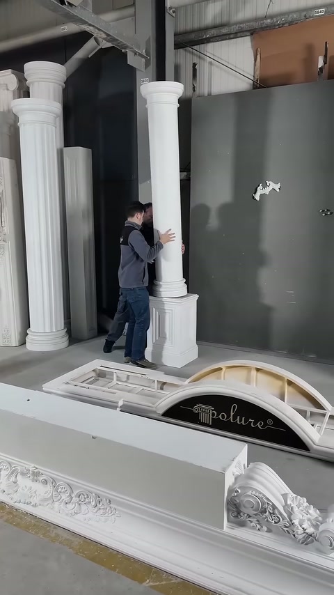 Görevli, sütun gövdesini kare kaide üzerine yerleştirmeye çalışıyor.