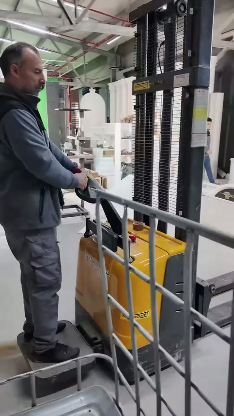 Operatör, kaldırma aracını sütunların bulunduğu bölüme doğru sürüyor.