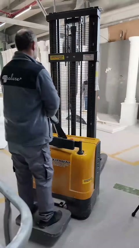 Kaldırma aracı, dekoratif ürünlerin önünde dikkatlice ilerletiliyor.