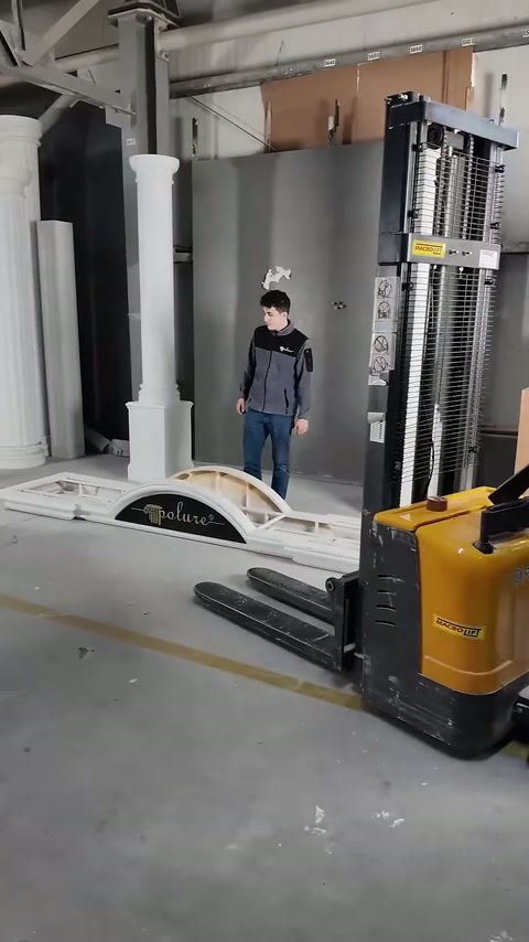 Sarı kaldırma aracı, taç parçalarının arasında uygun konuma getiriliyor.