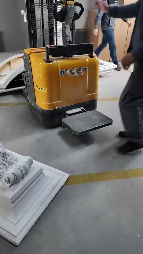 Operatör, ayakta kullanılan kaldırma aracının platformuna çıkıyor.