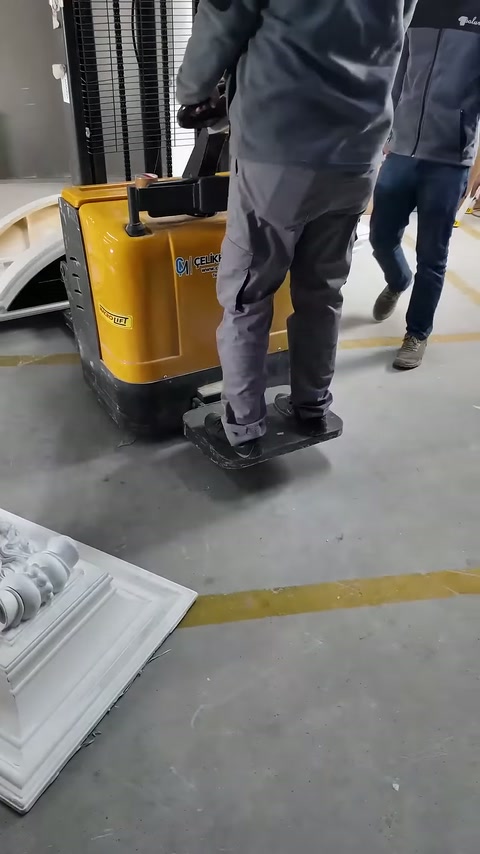 Görevli, aracın kumandalarını montaj hazırlığı için kontrol ediyor.