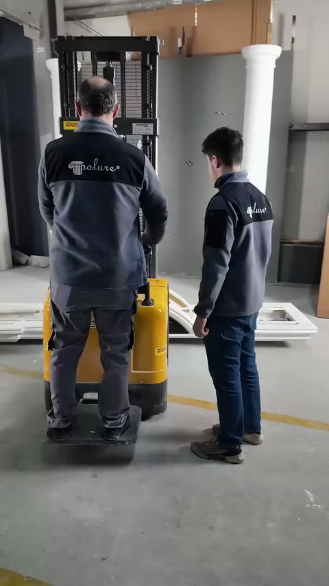 Ekip, sütunların önünde konumlanan kaldırma aracını inceliyor.
