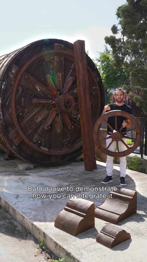 Sunucu, dev çarkın önünde küçük tekerlek modelini sergiliyor