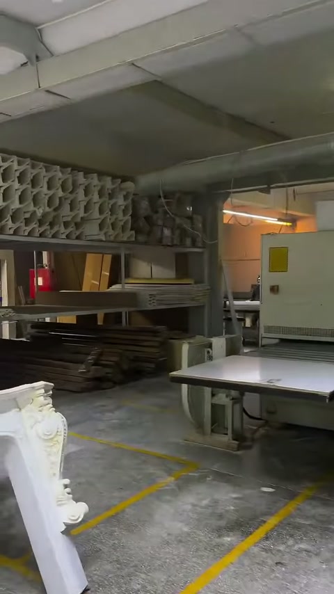Atölye raflarında çok sayıda kıvrımlı dekoratif parça istifleniyor.