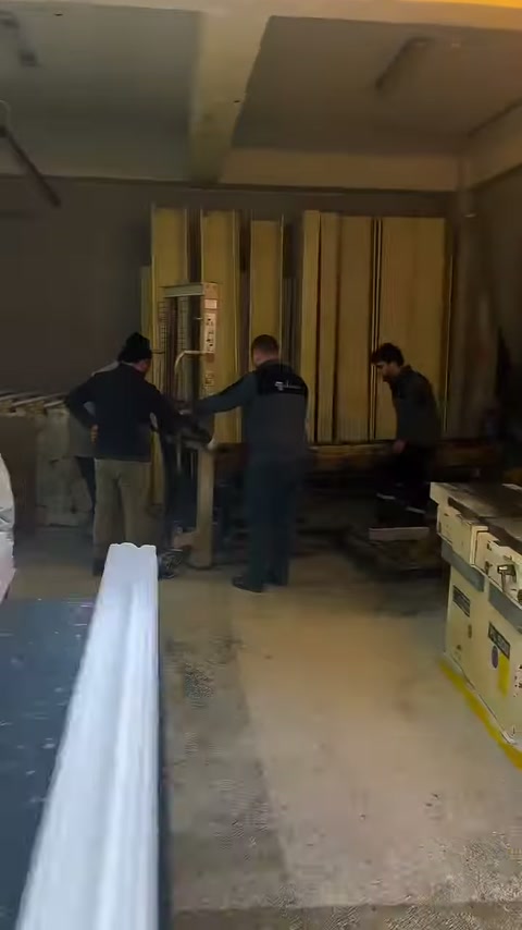 Üç çalışan uzun dekoratif parçaların çevresinde hazırlık yapıyor.