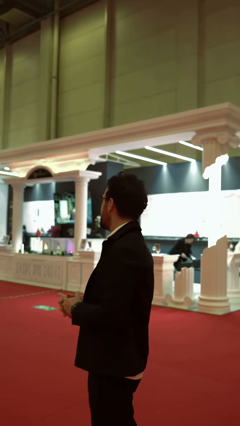 Standın yan görünümünde sütunlar ve üst cephe süslemeleri öne çıkıyor