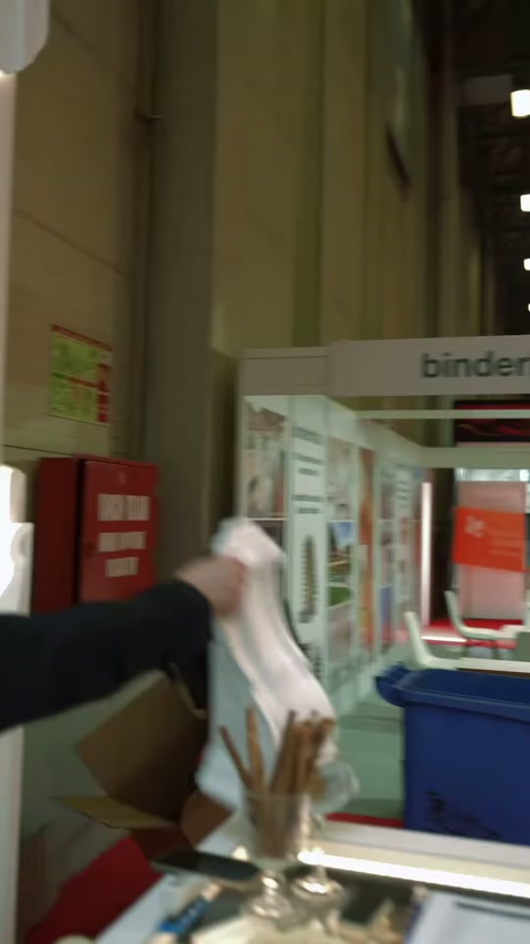 Panodaki uzun profil numuneleri, fuar ziyaretçilerine yakından tanıtılıyor