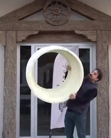 Dairesel kaide parçasının iç boşluğu ve kalın profili görülüyor