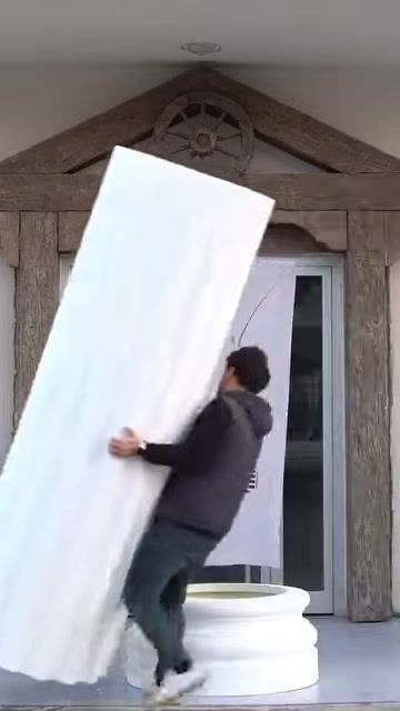 Büyük yivli gövde kaideye doğru iki elle yönlendiriliyor