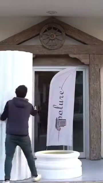 Beyaz yivli gövde kapı önünde ayağa kaldırılıyor