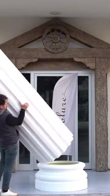 Eğik tutulan yivli gövde kaidenin üst açıklığına indiriliyor