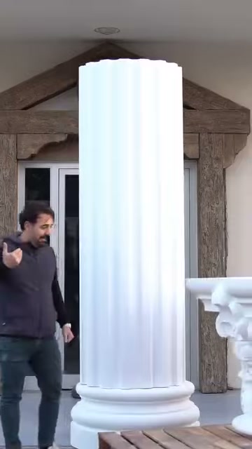Kurulan yivli sütun kaidesiyle birlikte girişte sergileniyor