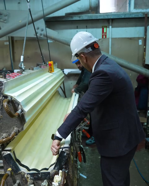 Yetkili üretim hattında kalıptan çıkan söve profilini inceliyor