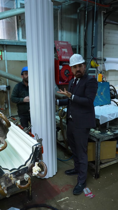 Çalışan kalıptan çıkan sarı poliüretan parçayı kontrol ediyor