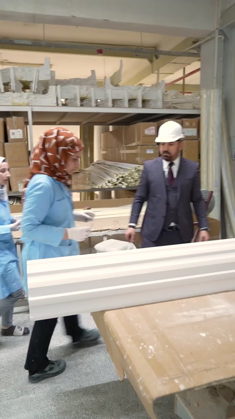 Beyaz kartonpiyer yüzeyinde elle rötuş ve düzeltme yapılıyor