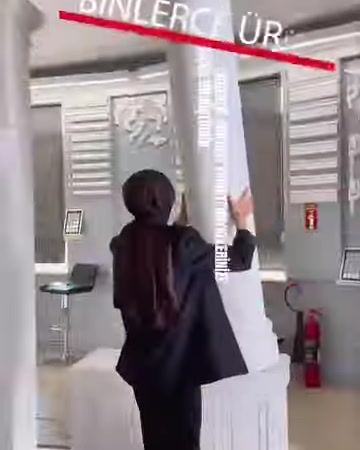 Dekoratif söve ve panjurlarla çevrelenmiş iç mekân pencere uygulaması