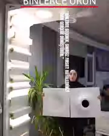 Duvar profilleri ve raflarla düzenlenmiş modern showroom köşesi