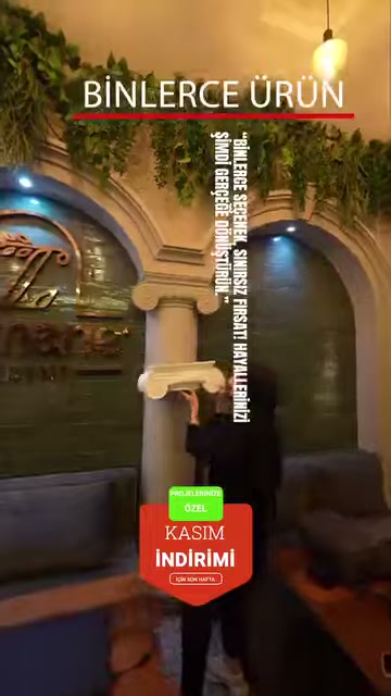 Kavisli kemerler ve klasik sütunlarla düzenlenmiş restoran köşesi görülüyor